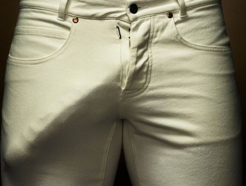 Pene agrandado en pantalóns