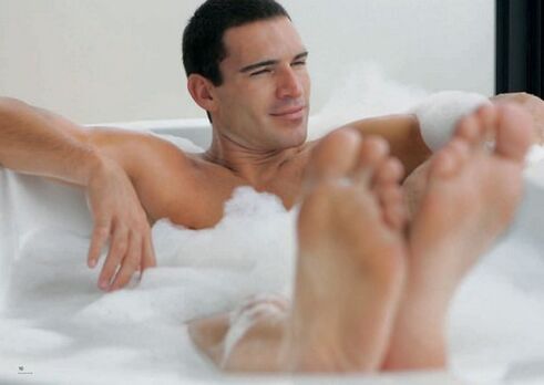 Un home toma un baño con bicarbonato de sodio para agrandar o seu pene
