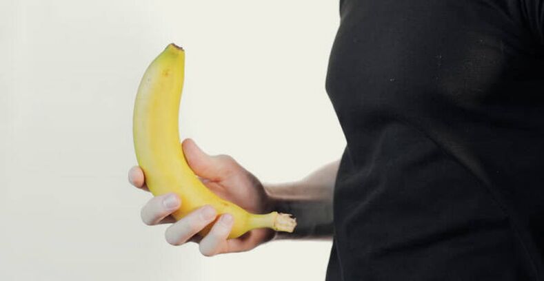 Masaxe para a ampliación do pene usando o exemplo dunha banana